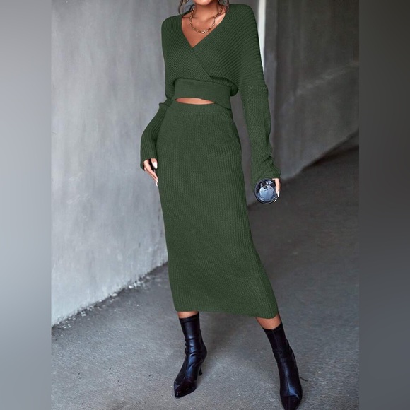 Two piece set Elegant Green Knit Skirt + Batwing Blouse - Picture 1 of 5